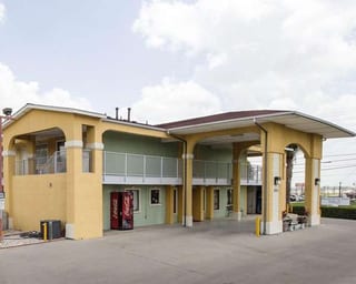 Econo Lodge Inn & Suites