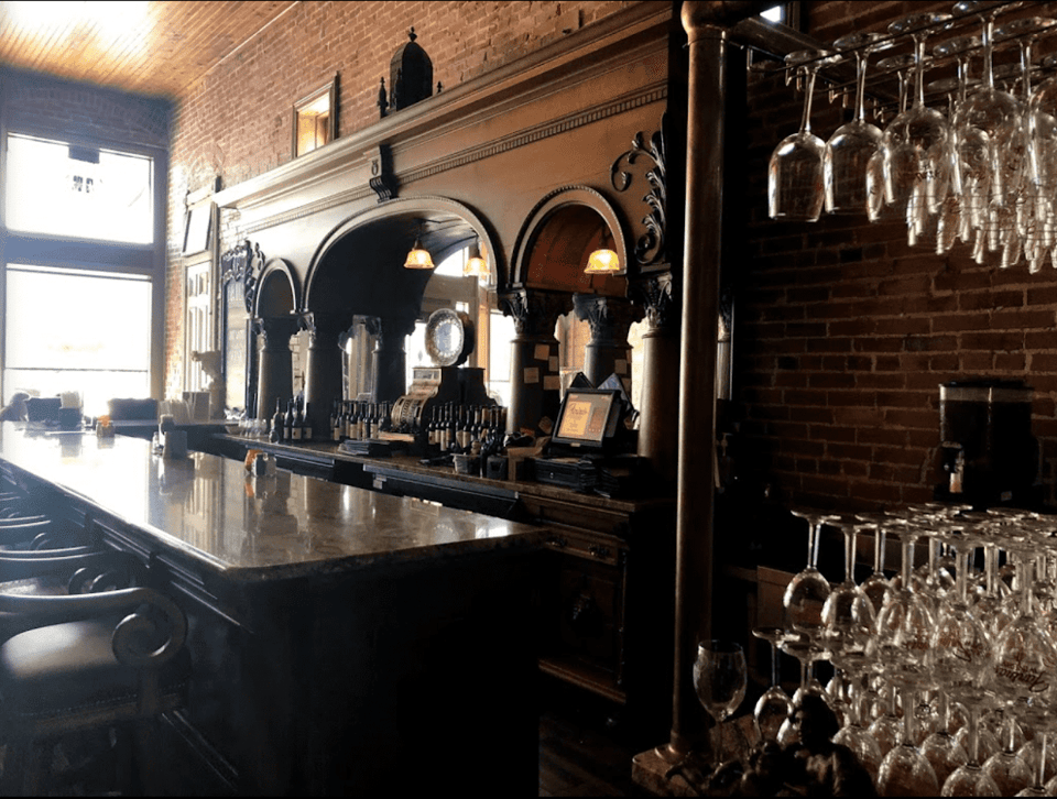 Farinas Wine Bar & Cafe