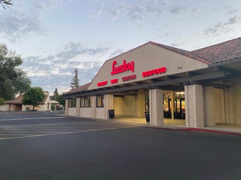 Lucky Supermarket #628