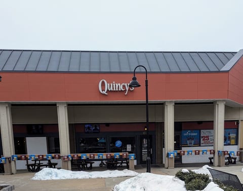 Quincys Bar & Grill