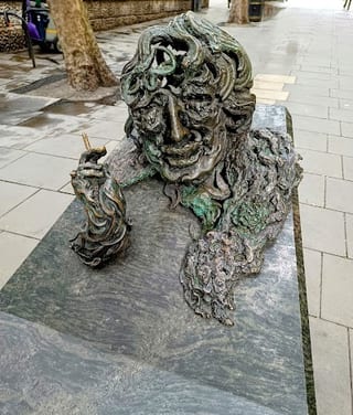 "a Conversation With Oscar Wilde" Statue