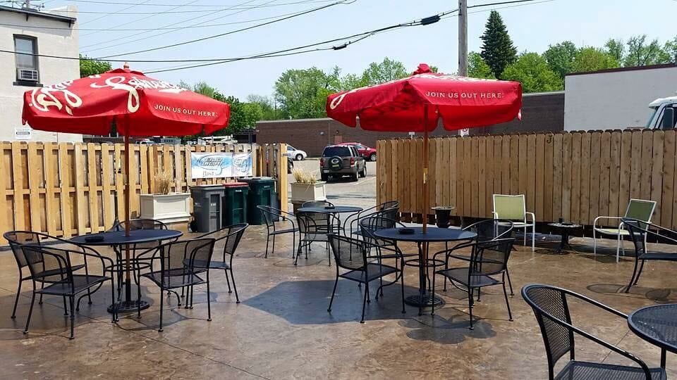 Johnnies Bar