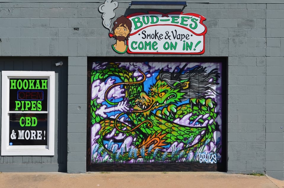 Bud-ee's Smoke & Vape Shop