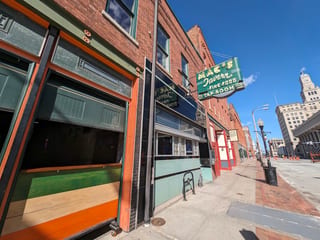 Macs Tavern