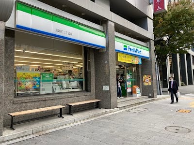 Familymart (ファミリーマート 淡路町三丁目店)
