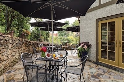 Oakhurst Inn