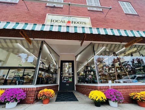 Local Roots Market and Cafe