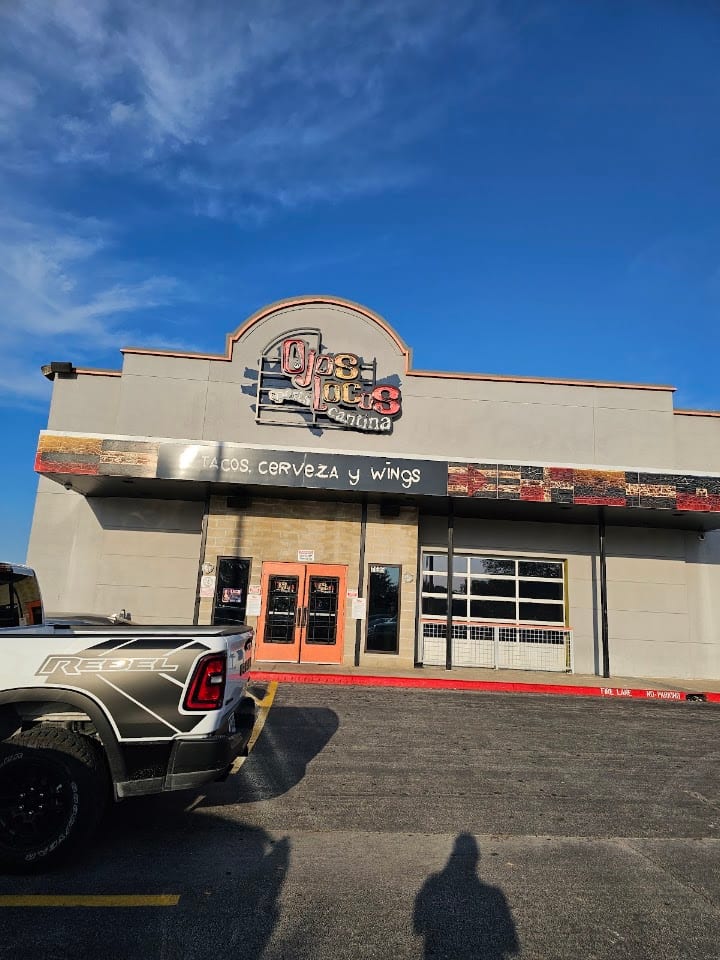 Ojos Locos Sports Cantina