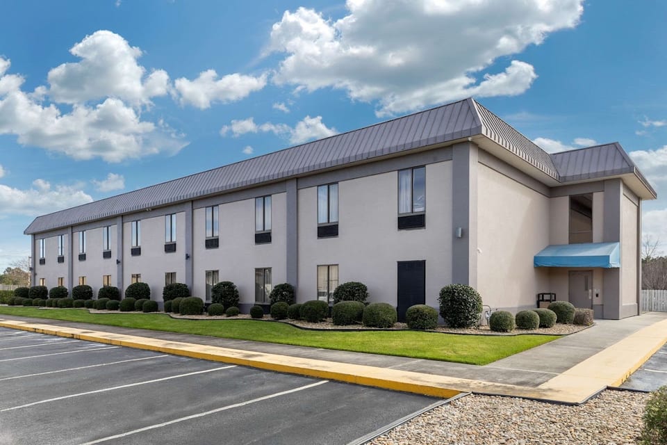 501 Market Place / EconoLodge