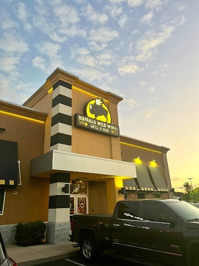 Buffalo Wild Wings Gril #340