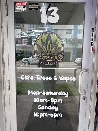 Ski's trees and Vapes