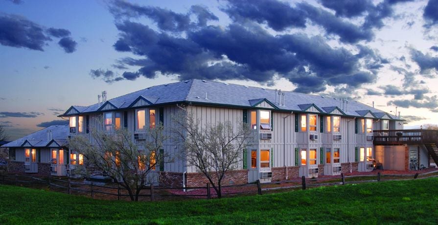 Hilltop Inn & Suites