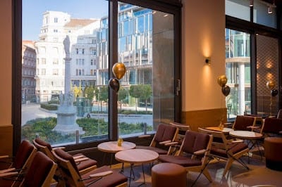 Starbucks Szervita square
