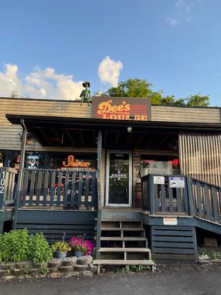 Dee's Country Cocktail Lounge