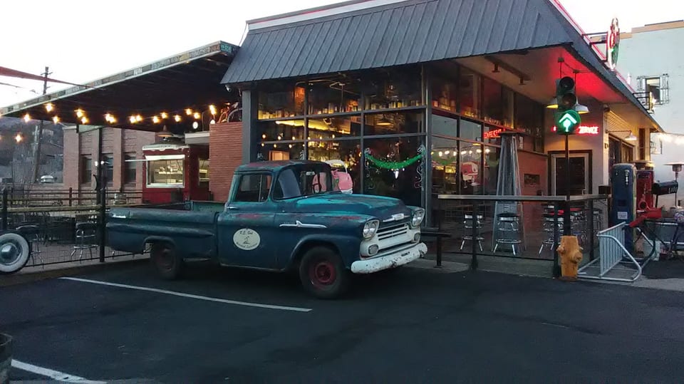 Ernie's @ 11th St Station