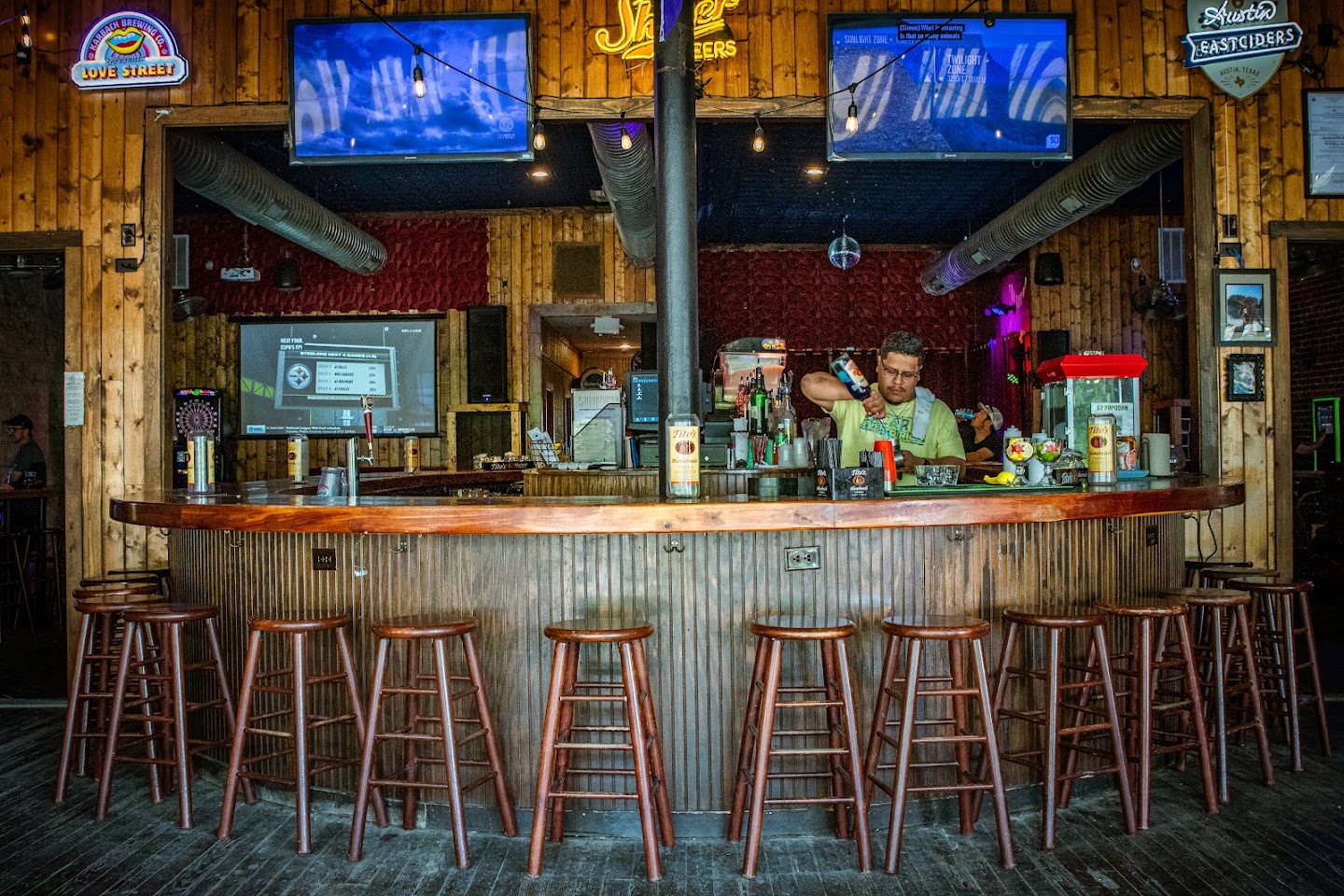 The Tap Room & The Porch On Hopkins