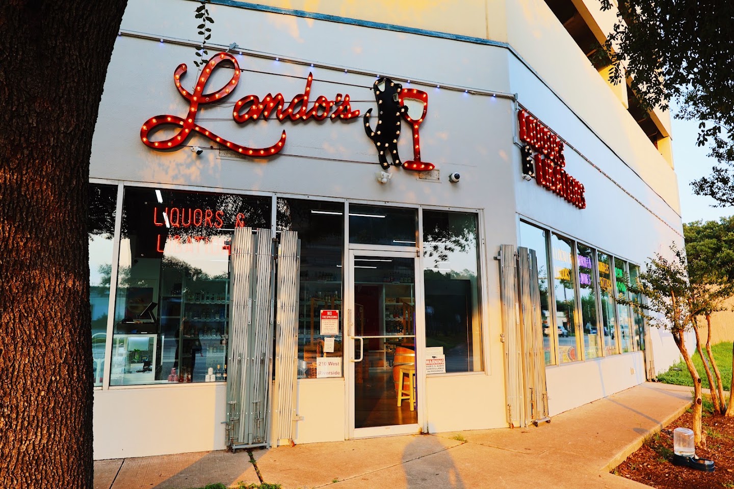 Lando's Liquors & Libations 